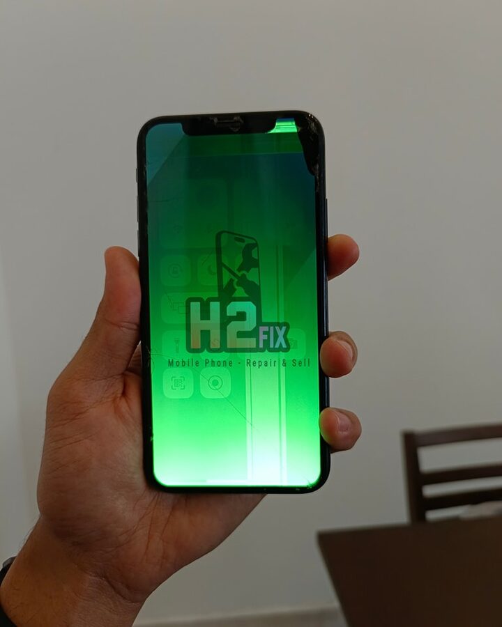iPhone X dengan LCD rosak sebelum pembaikan